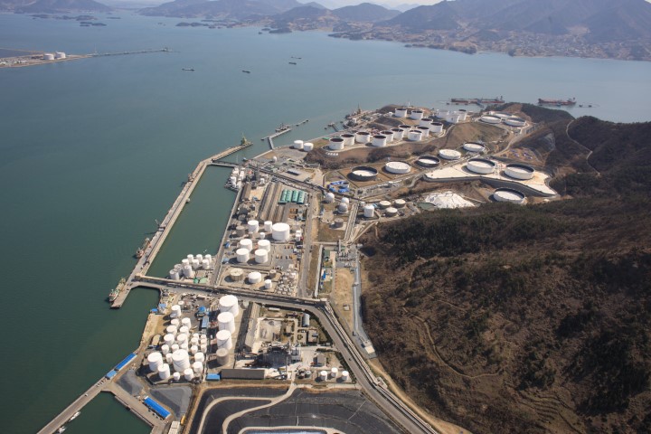 Methanex commits US$10 million to build terminal at Yeosu, Korea, to serve Asian markets.